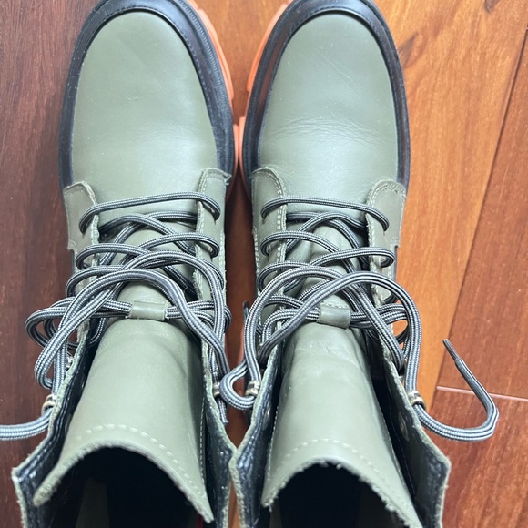 Sorel x Free People Women's Olive and Black Brex Lace Boots w. Orange/Pink Soles - Picture 6 of 6
